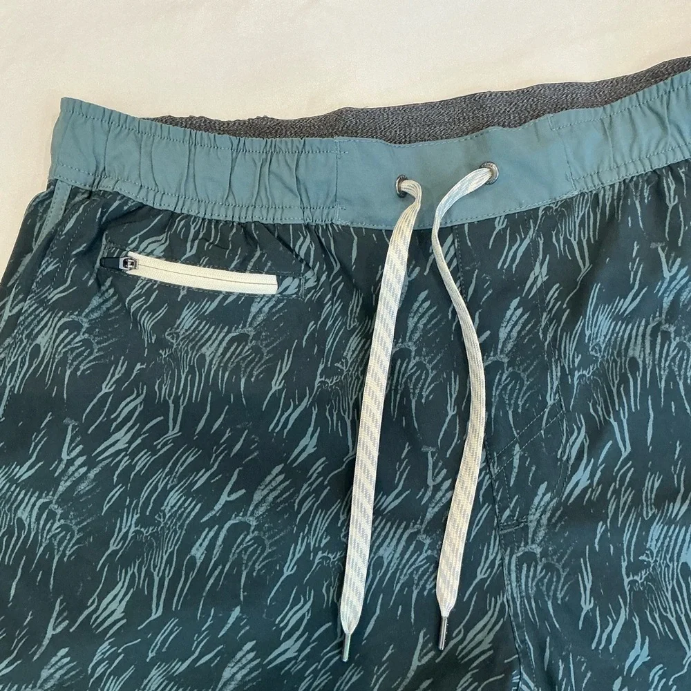 Vuori Men's Banks Shorts Unlined 7.5 in Kashmir Flux Size Large